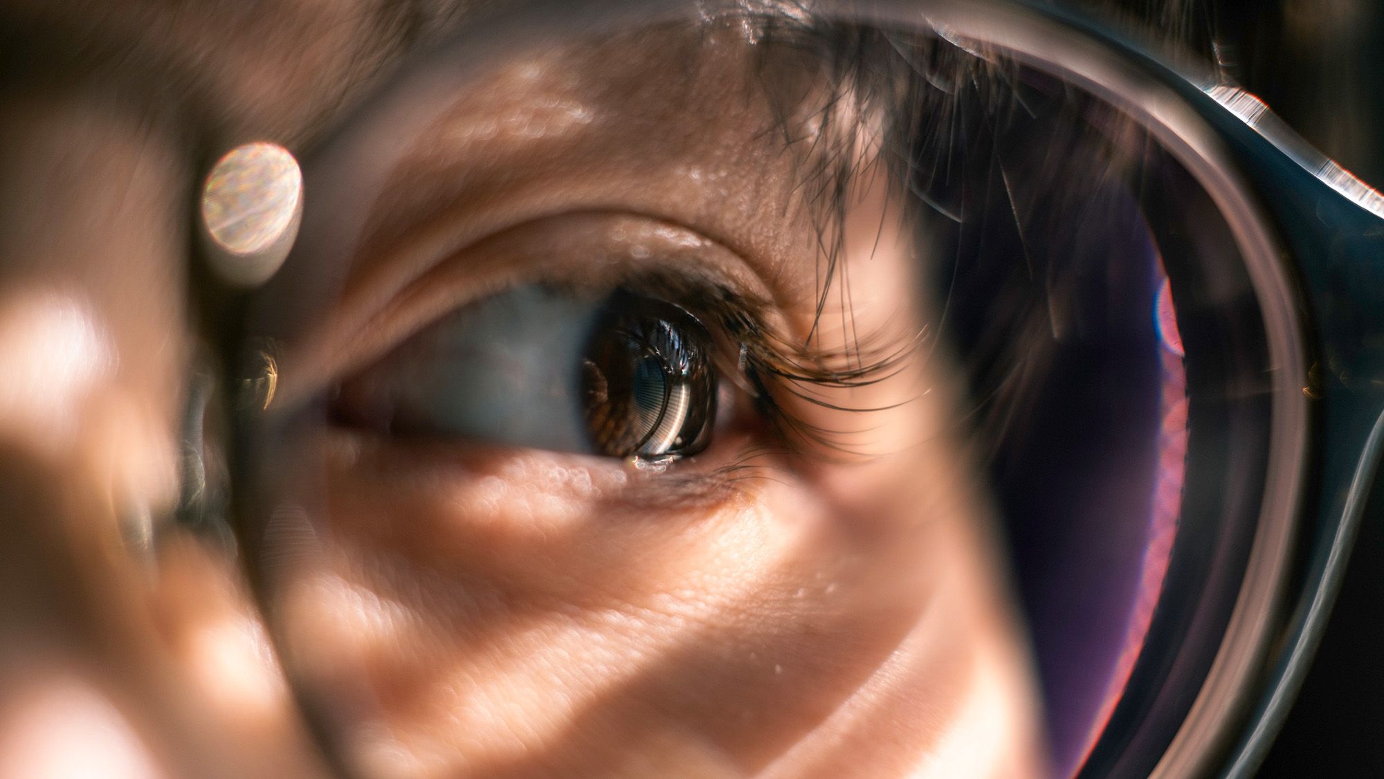 A Misteriosa Adaptação da Visão no Escuro: Por Que Nossos Olhos Demoram Tanto?