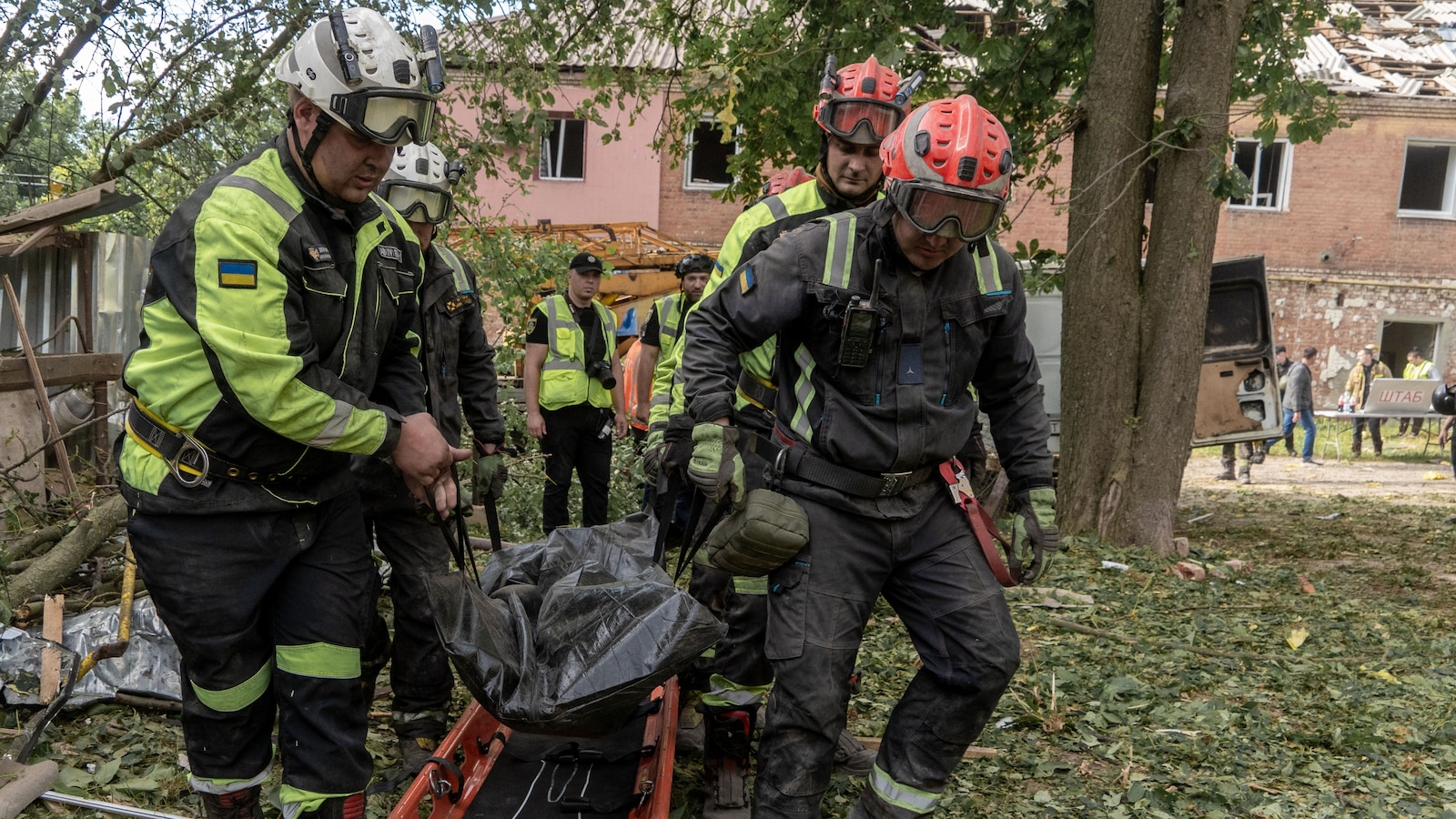 Ataque aéreo russo atinge bloco de apartamentos em Kharkiv, Ucrânia, resultando em fatalidades
