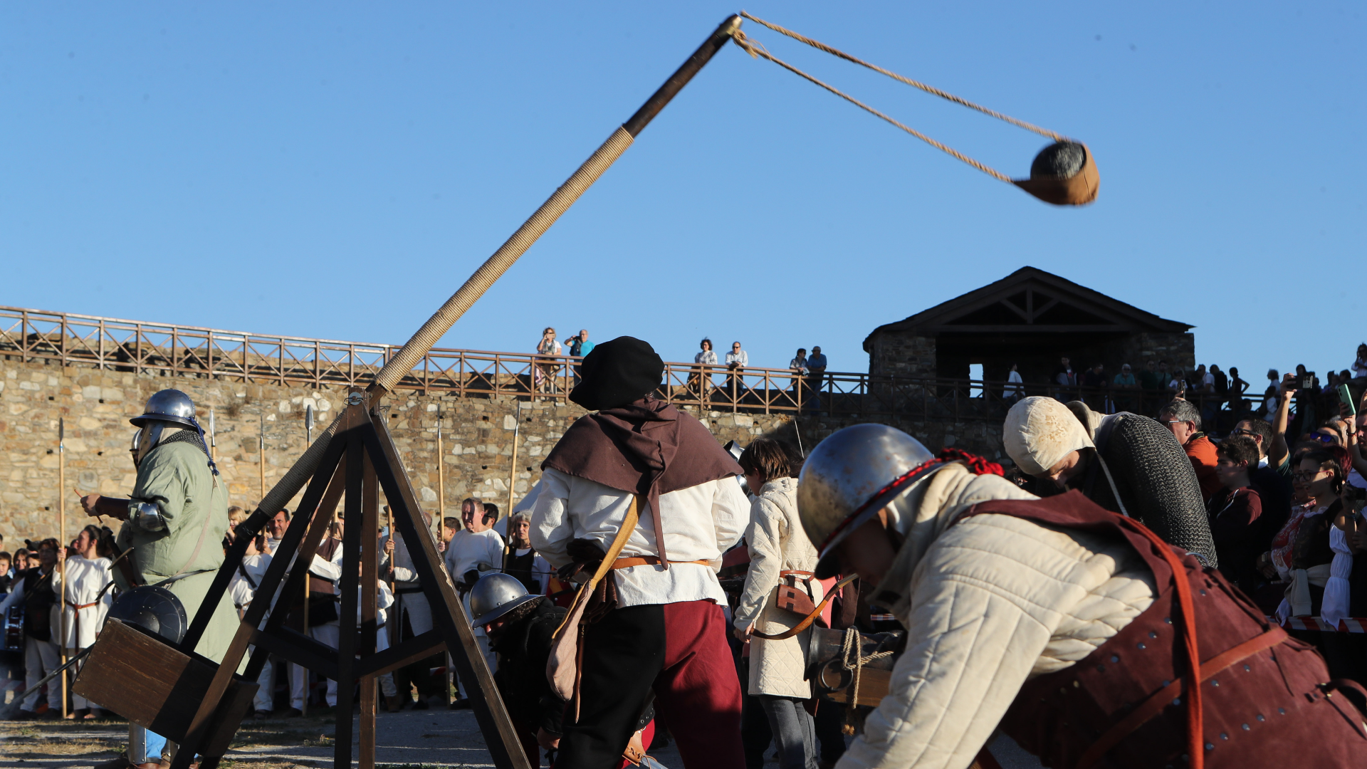 Esqueleto com 167 fraturas descoberto em castelo escocês pode ter sido a primeira vítima da catapulta 'War Wolf' de Edward I