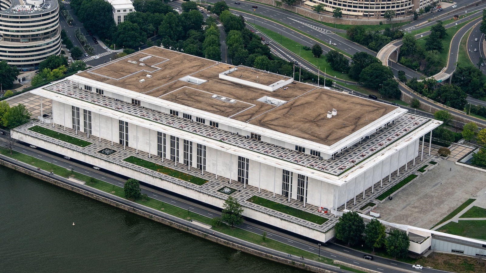 Controvérsia no Kennedy Center: O Retorno do Nome de Trump em Grande Estilo