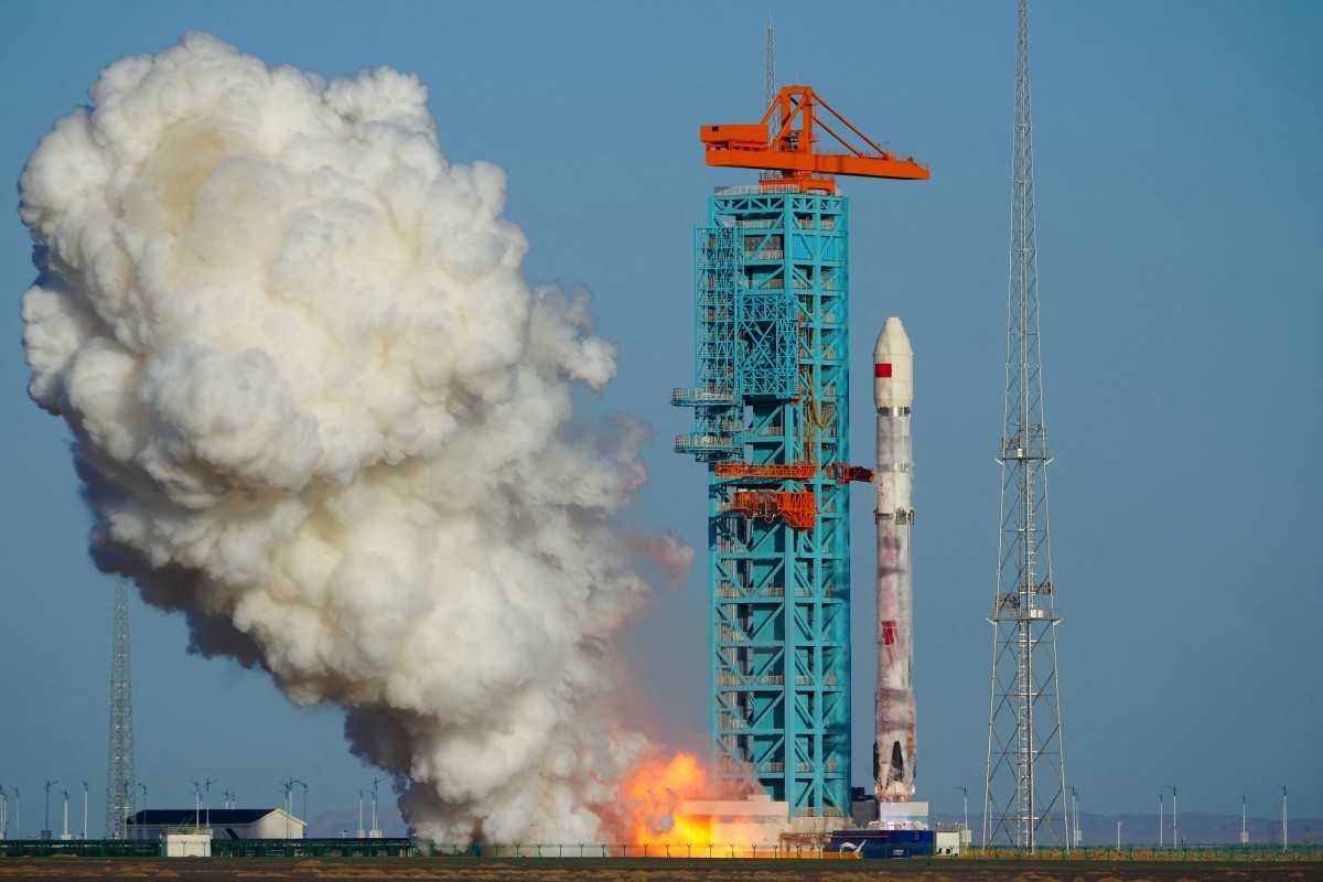 Foguete dá ré? China consegue feito inédito ao fazer propulsor voltar e pousar em terra firme