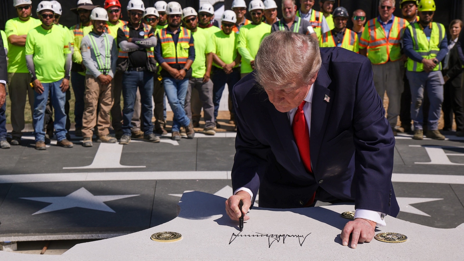 Trump Inaugura Multimilionário Heliponto na Casa Branca com sua Assinatura