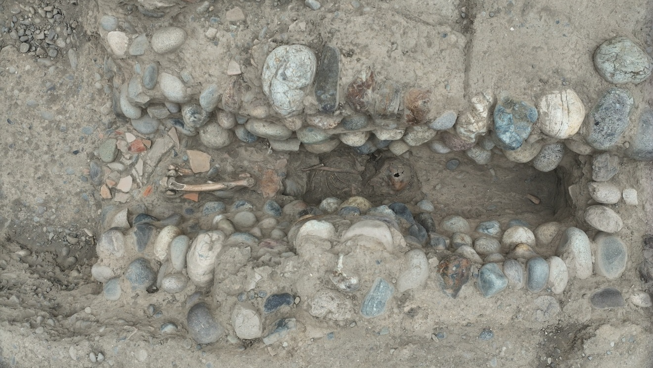 Esqueleto de 1.400 anos encontra-se em canal subterrâneo no Peru, podendo pertencer a vítima de sacrifício humano