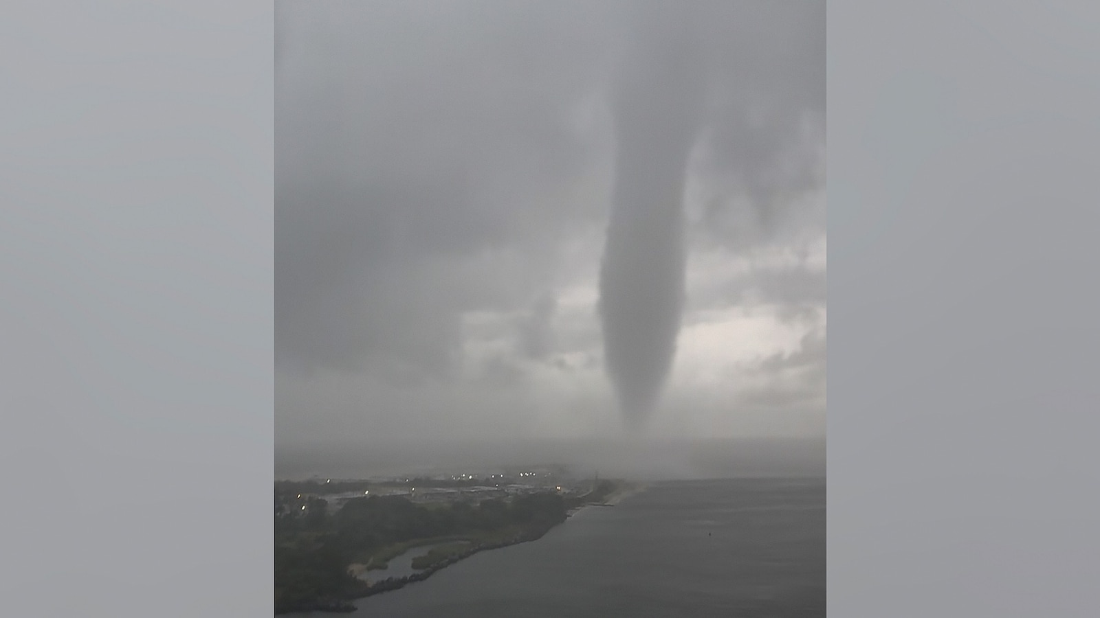 Tornado e Waterspouts Destruíram Long Island e Queens
