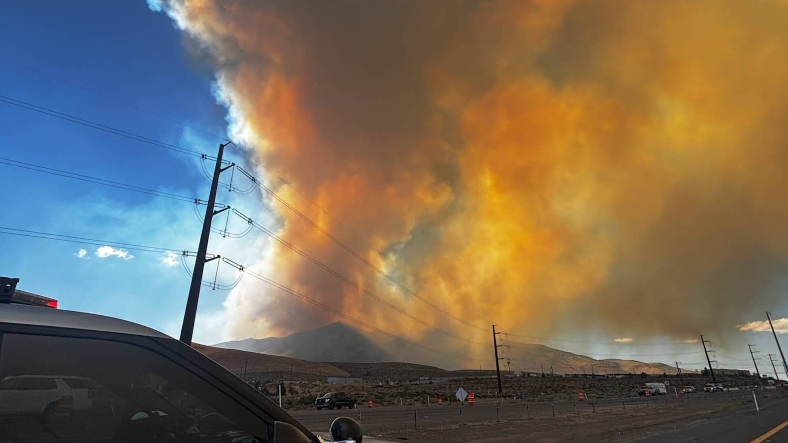 Incêndio Hawk em Crescimento Rápido Explode para 8.000 Acres e Provoca Evacuações nas Proximidades de Reno